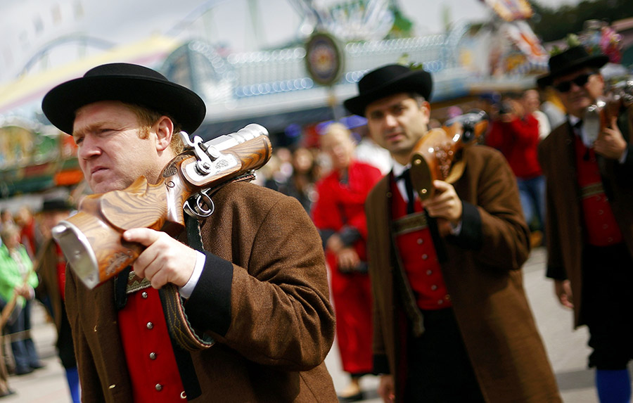 Beer flows at Munich's Oktoberfest