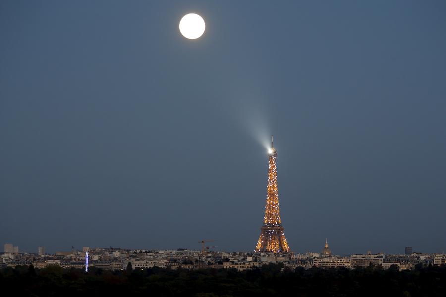 Super blood moon paints sky red