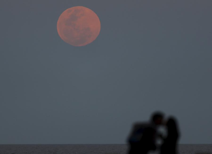 Super blood moon paints sky red