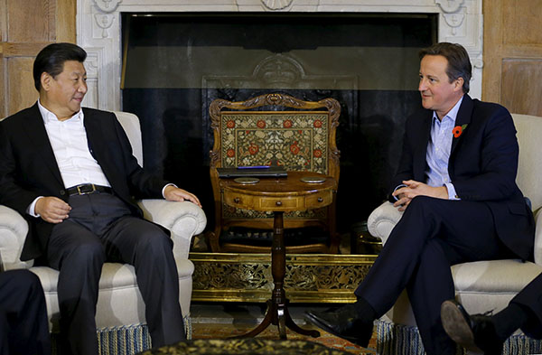 British PM Cameron treats President Xi to beer, fish and chips in English pub