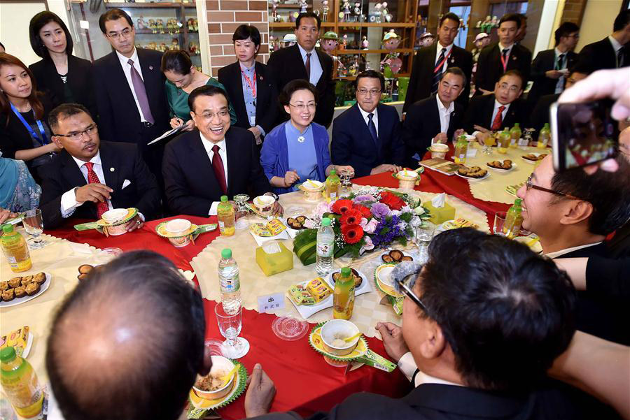 Premier Li meets old friends at specialty shop in Malacca