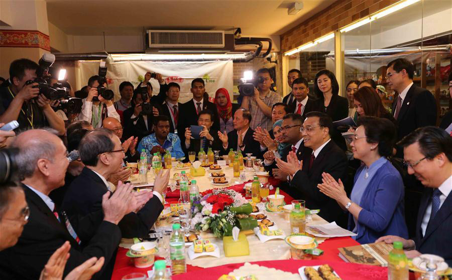 Premier Li meets old friends at specialty shop in Malacca