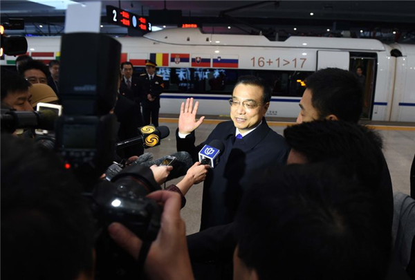 Premier road show: Li takes CEE leaders on high-speed train ride