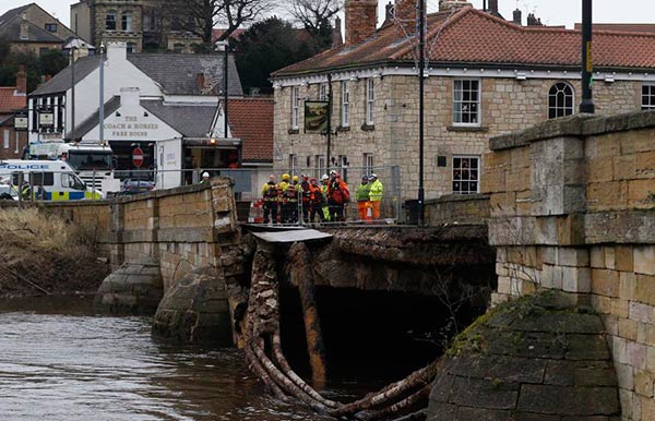 Storm Frank batters northern Britain, experts see costs rising