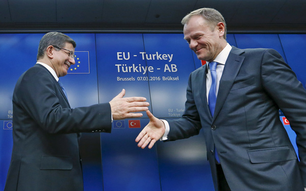 EU to give Turkey more money, lift visas for help on migrants