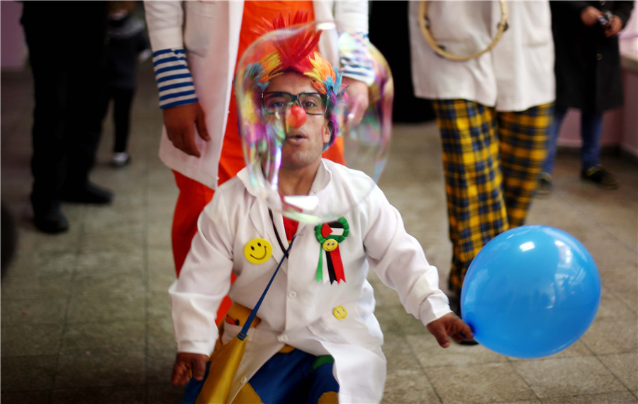 Clowns perform for patient children in Gaza