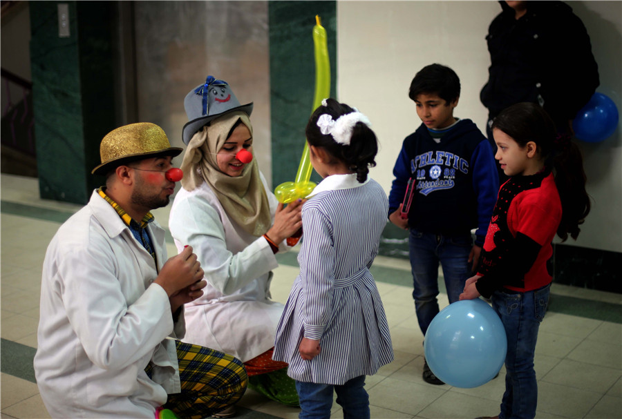 Clowns perform for patient children in Gaza