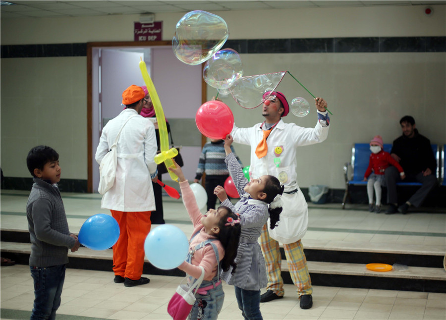 Clowns perform for patient children in Gaza