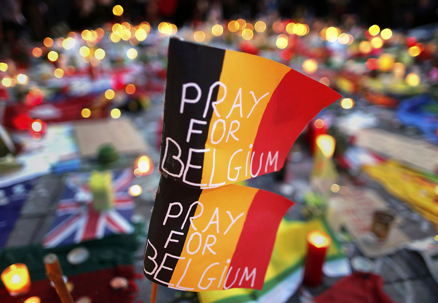 People pay condolence to victims of Brussels attacks