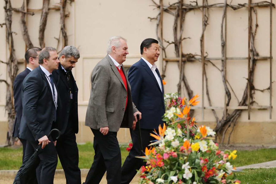 Czech President Milos Zeman hosts Xi at private residence