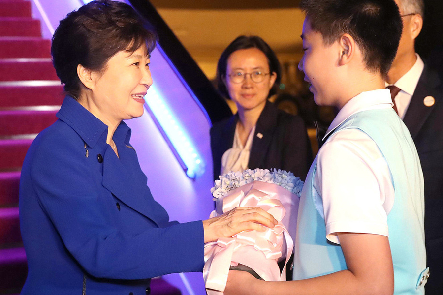 Flower children greet world leaders in Hangzhou