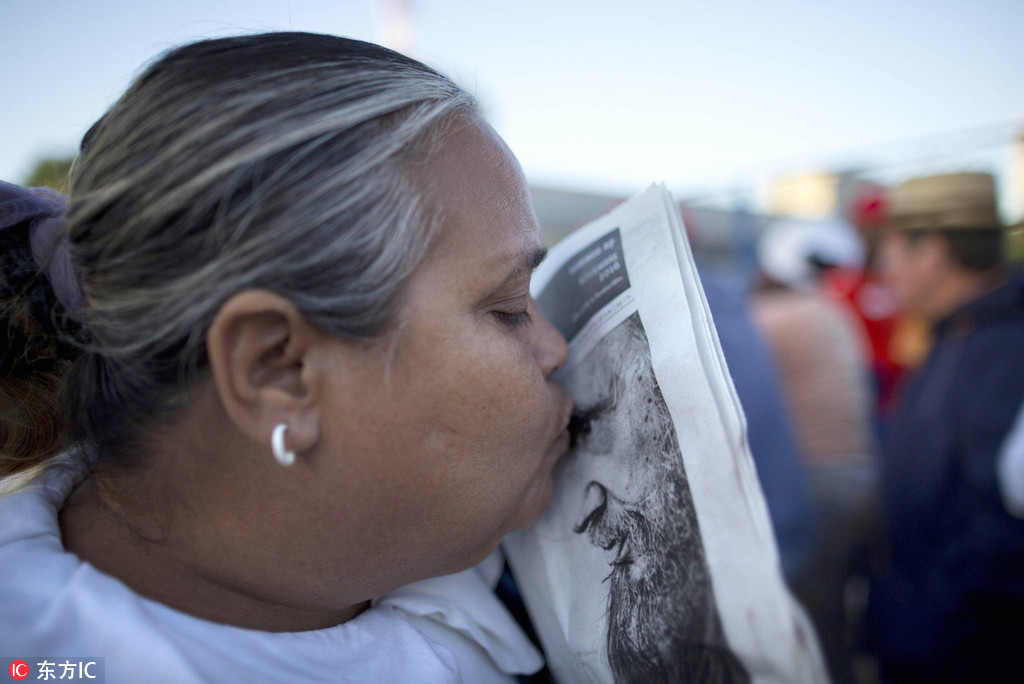 Cubans pay heartfelt tribute to Fidel Castro