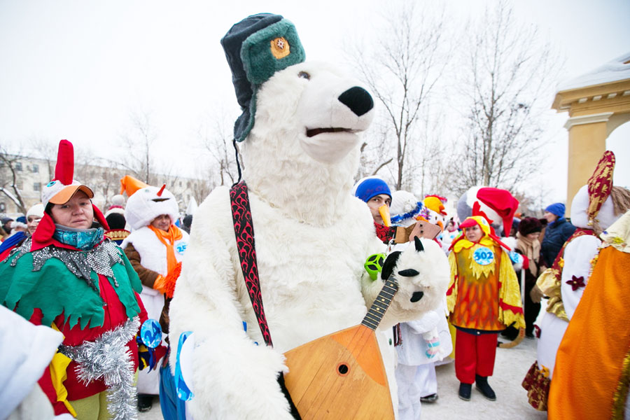 Snowman march adds color to chilly Russia