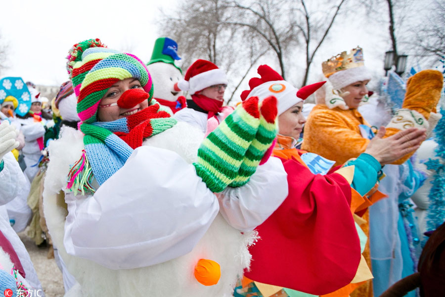 Snowman march adds color to chilly Russia