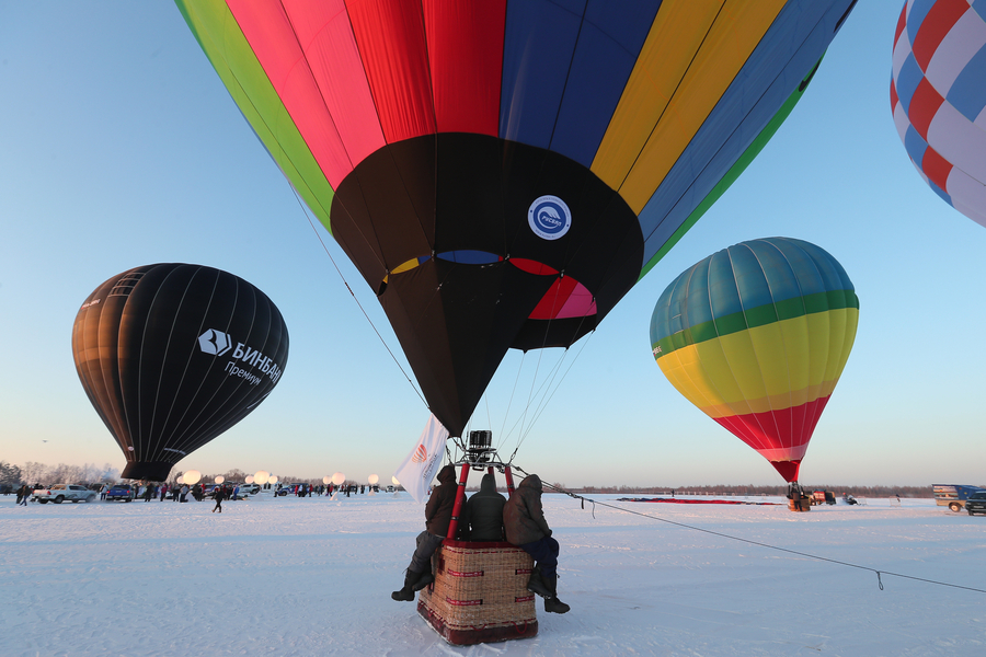 Russian adventurer off to set hot air balloon record