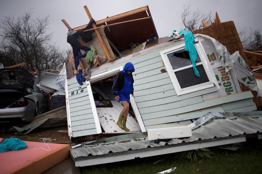 Hurricane lashes southeast Texas with heavy rain, wind