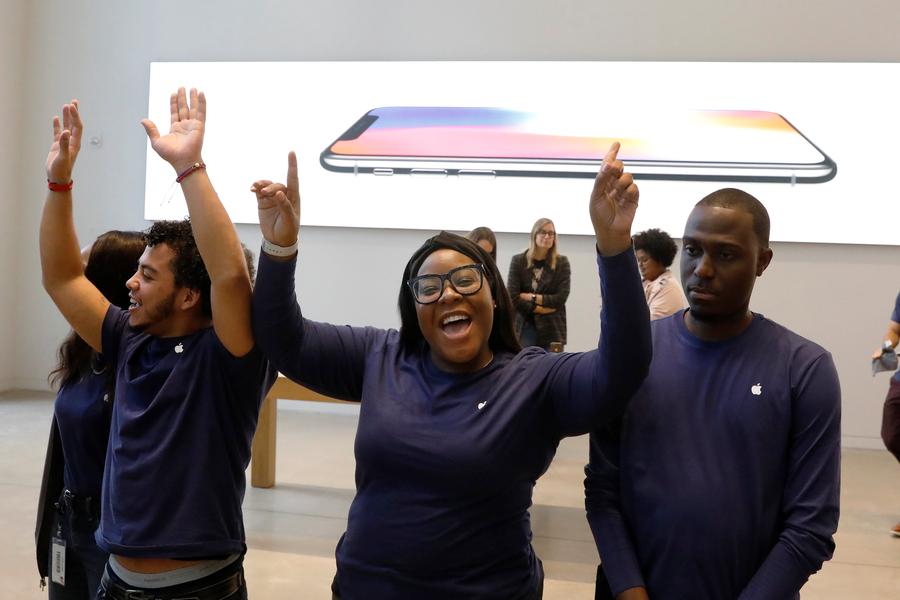 New iphones put on sales worldwide, short lines at stores