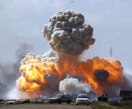 Cruise missile blasts Gadhafi's compound