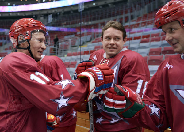 Putin, Belarussian president play ice hockey