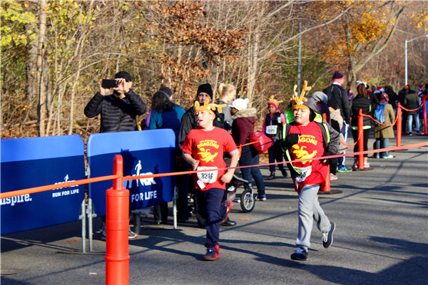 Little ‘reindeers’ run for joy in park