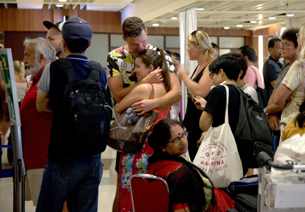 Tourists feel the heat over Bali volcano