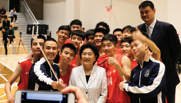 Yao Ming joins Liu at basketball game