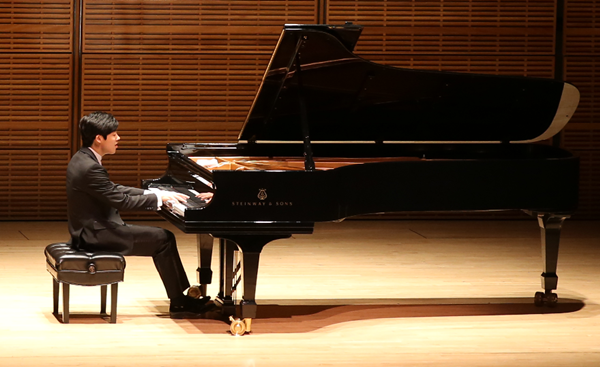 Chinese pianist tells range of stories in music