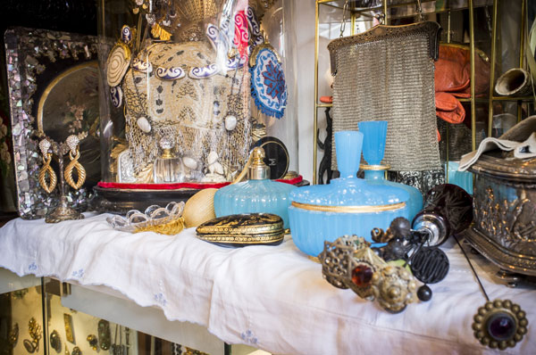 At a Paris Flea Market, Tips for Treasure Hunters