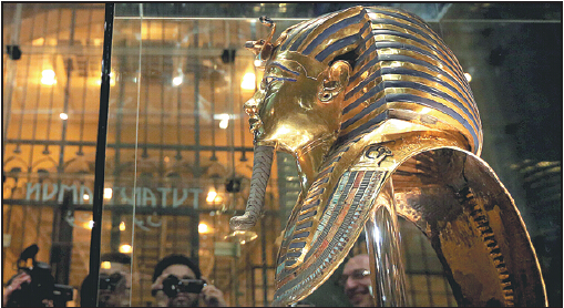 King Tut's golden mask attracts tourists after back on display