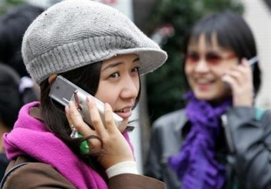 Japanese women talk on their mobile phones in Tokyo March 24, 2006. The use of mobile phones over a long period of time can raise the risk of brain tumors, according to a Swedish study released on Friday, contradicting the conclusions of other researchers. [Reuters]