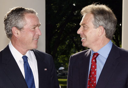 U.S. President George W. Bush (L) welcomes British Prime Minister Tony Blair to the White House in Washington May 25, 2006. Bush and Blair were unlikely to set a timetable to withdraw troops from Iraq when they meet at the White House on Thursday to discuss the next steps in bringing order to the country, the White House said. 