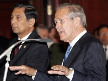 Secretary of Defense Donald Rumsfeld (R), accompanied by Indonesian Defence Minister Juwono Sudarsono, speaks at a news conference after their meeting in Jakarta June 6, 2006. [Reuters]