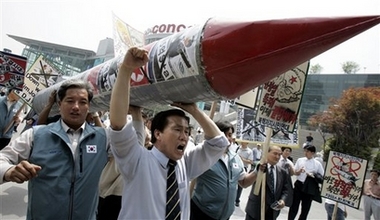 South Korean protesters shout slogans as they carry mock North Korean missile during an anti-North Korea rally in downtown Seoul, Thursday, June 22, 2006. Japan has sent ships and planes to monitor North Korea amid regional jitters about a possible long-range missile launch, officials said Thursday, but played down the communist nation's capacity to possibly load a nuclear warhead atop its rockets. [AP]