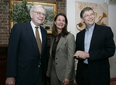 In this photo provided by the Bill & Melinda Gates Foundation, Warren Buffett, left, Melinda French Gates and Bill Gates stand together, Sunday, June 25, 2006, in New York, shortly after Buffett's announcement that he would be starting to make an annual donation of about $1.5 billion to the Bill & Melinda Gates Foundation. [AP]