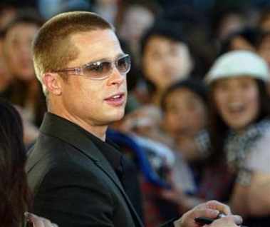 Brad Pitt is seen in Tokyo May 17, 2004. A salesman tried to fleece a money exchanger in the United Arab Emirates by using an identity card bearing the picture of Hollywood heart-throb Brad Pitt, a local newspaper reported on Thursday. [Reuters]