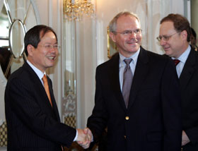 U.S. envoy to the six-party talks Christopher Hill (2nd R) meets his South Korean counterpart Chun Young-woo as U.S. Ambassador to South Korea Alexander Vershbow (R) participates in Seoul, July 8, 2006. 