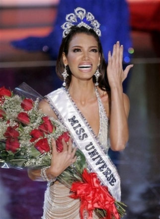 Zuleyka Rivera Mendoza, Miss Puerto Rico 2006, is crowned by Miss Universe 2005, Natalie Glebova, after winning the Miss Universe 2006 pageant on Sunday, July 23, 2006, in Los Angeles. [AP Photo]