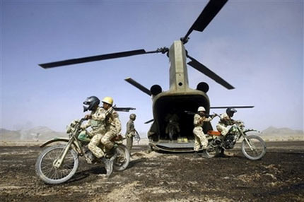 Iranian troops disembark from an army helicopter during a war game in Sistan-o Balouchestan province, southeast of Tehran, August 19, 2006. Iran on Saturday launched a series of large-scale military maneuvers aimed at introducing the country's new defensive doctrine, state-run television reported. [Reuters]