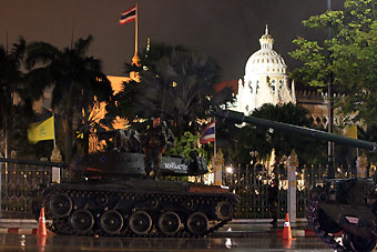 Military tanks surround the Government House in Bangkok September 19, 2006.