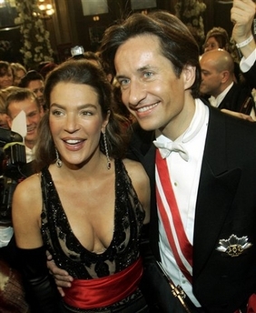 Austrian Finance Minister Karl-Heinz Grasser and his wife Fiona Swarovski, from right, arrive for the traditional Opera Ball, on Thursday, Feb. 23, 2006, at Vienna's State Opera. Authorities said on Thursday, Oct. 26, 2006, they tightened security around Austrian crystal heiress Fiona Swarovski after police thwarted an alleged plot by a Romanian gang to kidnap her for ransom. (AP 