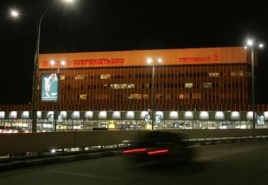 A car approaches terminal II of Moscow's Sheremetyevo airport, December 2, 2006. (Alexander Natruskin/Reuters) 