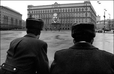 This undated file picture shows Soviet policemen standing guard in front of the KGB building in Moscow, with a portrait on Vladimir Lenin on it. Russia laid down strict ground rules to visiting British counter-terrorism police probing the poisoning of former spy Alexander Litvinenko, and ruled out the extradition of any suspects.(AFP/File