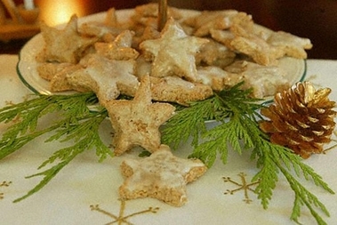 Freshly baked zimtsterne, the cinnamon star cookies that are a German tradition for Christmas, are piled on a plate in Bedford Hills, N.Y., Dec. 1, 2003. [AP]