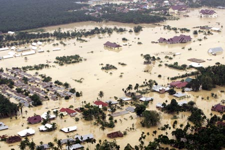 An aerial view shows houses submerged in floodwater in the district of Aceh Tamiang, Aceh province, December 24, 2006. Floods in Indonesia's Aceh and North Sumatra province have left at least 22 people dead and six missing, Health Ministry official Rustam Pakaya said on Sunday. 