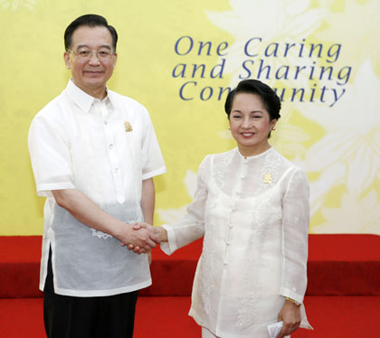China's Prime Minister Wen Jiabao (L) and Philippines President Gloria Macapagal Arroyo pose before the opening of the 2nd East Asia Summit, on the sidelines of 12th Association of Southeast Asian Nations Summit, in Cebu January 15, 2007. 