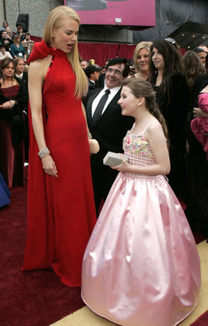 Australian actress Nicole Kidman (L) and actress Abigail Breslin, nominated for an Oscar for best supporting actress for her role in 'Little Miss Sunshine,' arrive at the 79th Annual Academy Awards in Hollywood, California February 25, 2007.