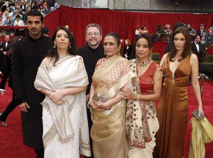 (L-R) Actor John Abraham, an unidentified woman, producer David Hamilton, director Deepa Mehta, actress Seema Biswas and actress Lisa Ray from Best Foreign Language Film nominee 'Water' arrive at the 79th Annual Academy Awards in Hollywood, California, February 25, 2007. [Reuters]