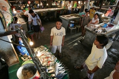 Filipino fish vendors wait for customers at the Villa Arevalo public market, the same wet market that sold a Barracuda fish that sickened 32 people last August in Iloilo city in central Philippines in this Feb. 26, 2007 file photo.