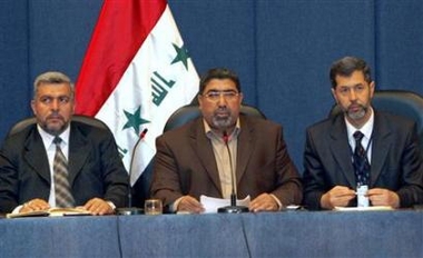Head of the Al-Sadr parliamentary bloc Nassar Al-Rubai (C) speaks during a news conference in Baghdad April 16, 2007.