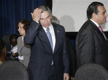 World Bank President Paul Wolfowitz (L) arrives at the Development Committee meeting during a final day of the IMF and World Bank spring meeting in Washington, April 15, 2007.